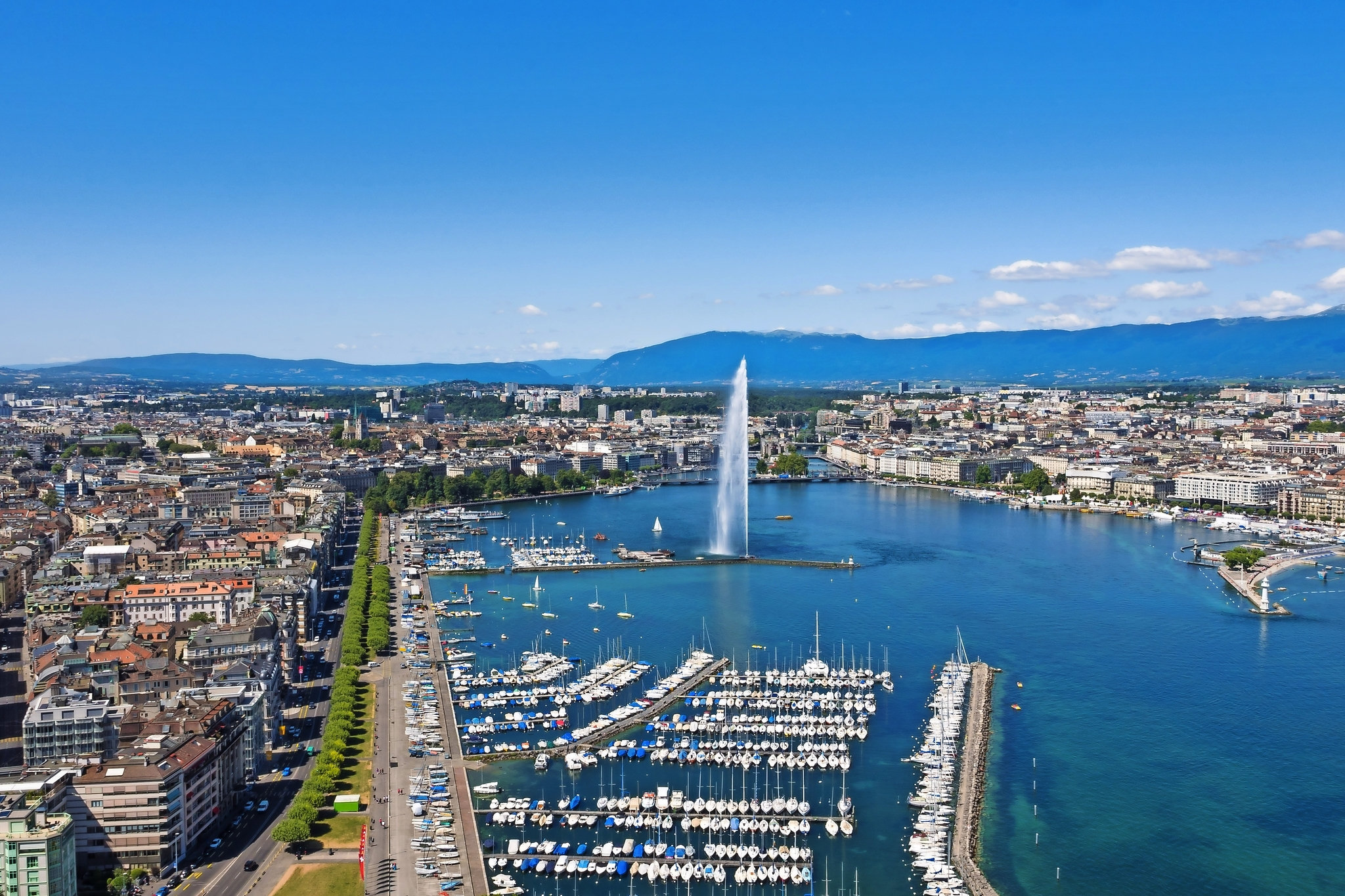 Stadtansicht von Genf mit Jet d'Eau und Hafen am Genfersee.