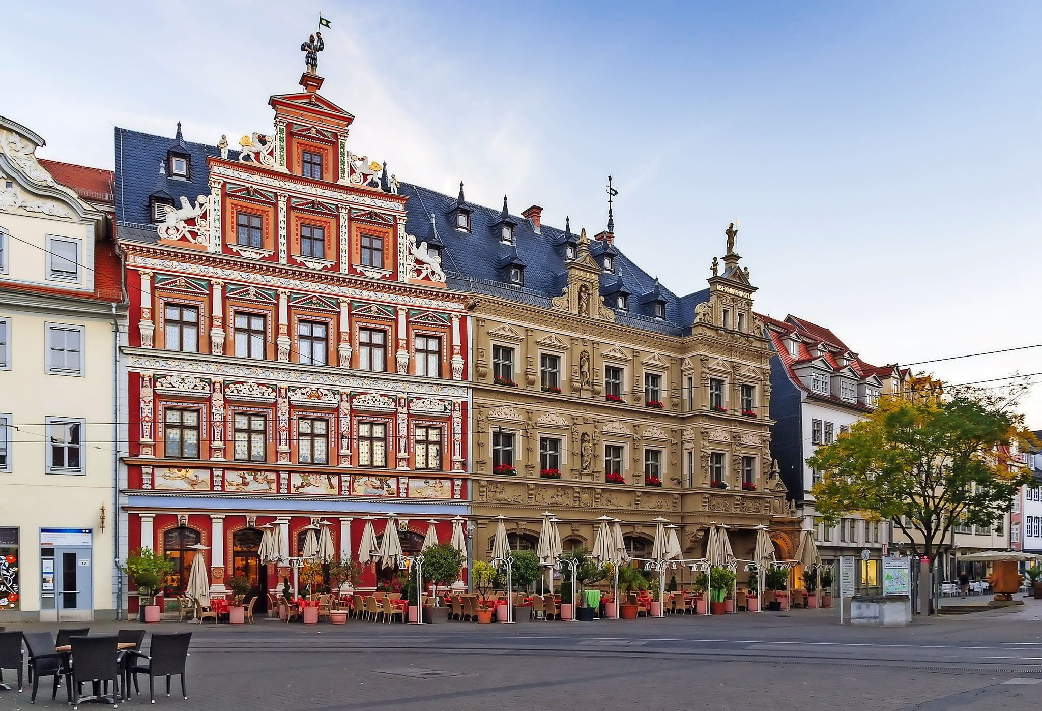Historische Gebäude mit dekorativen Fassaden an einem Stadtplatz.
