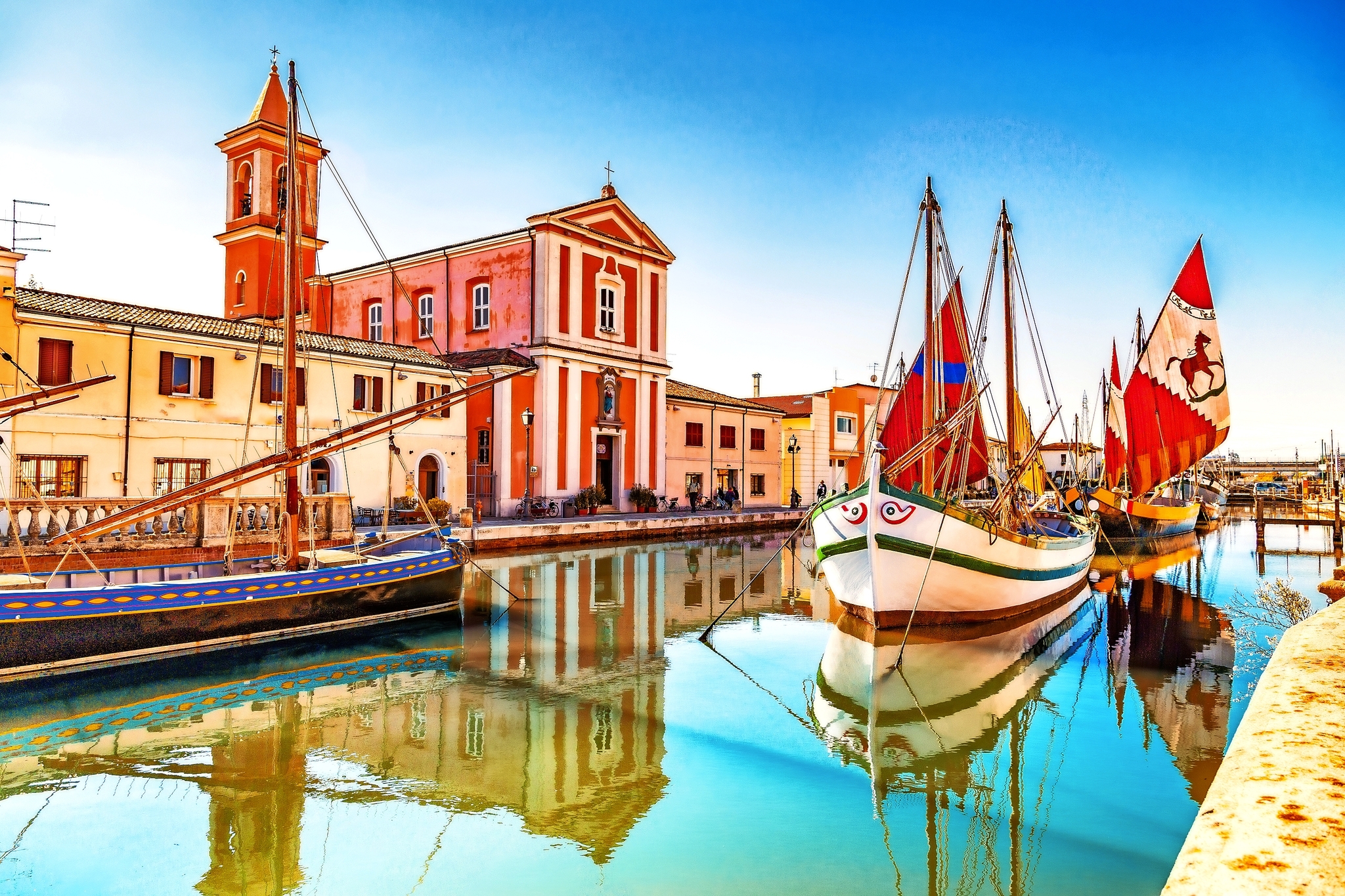 Kirche und alte Segelboote auf Canal Hafen Bild