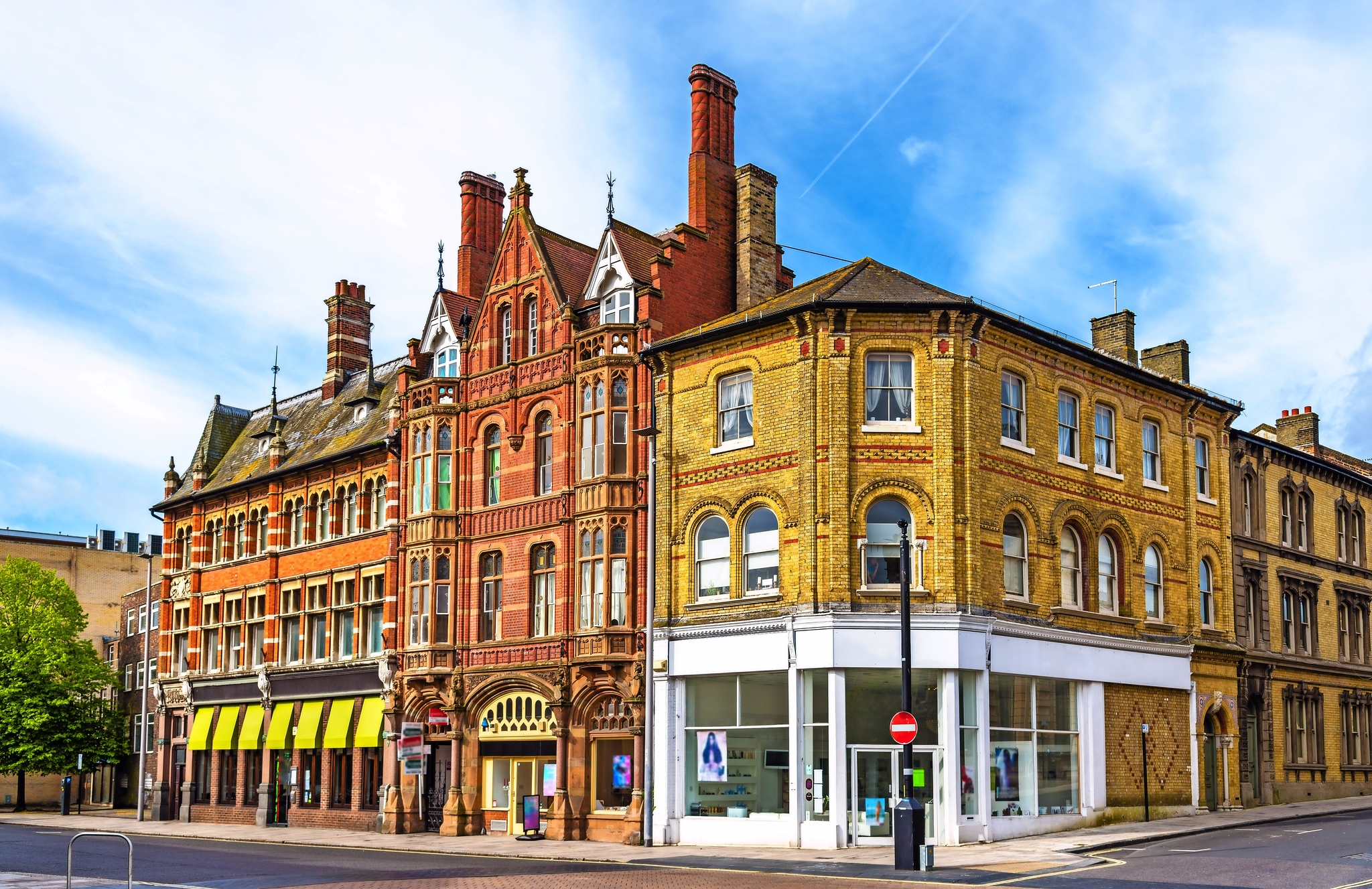 Historische viktorianische Gebäude an einer Straßenecke bei blauem Himmel.