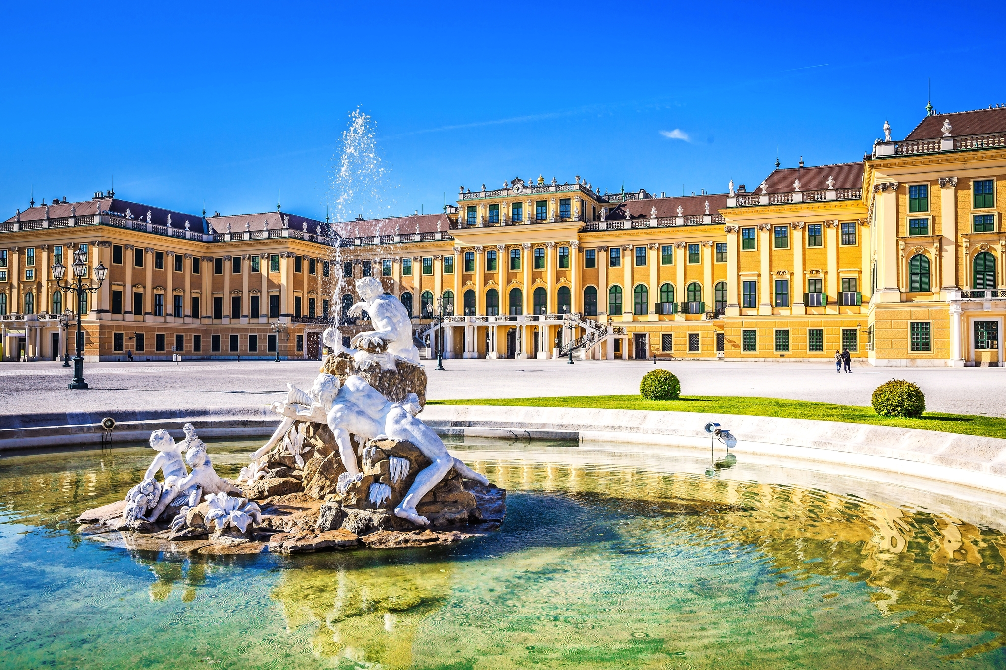 Springbrunnen vor Schloss Schönbrunn, Wien, bei sonnigem Wetter.