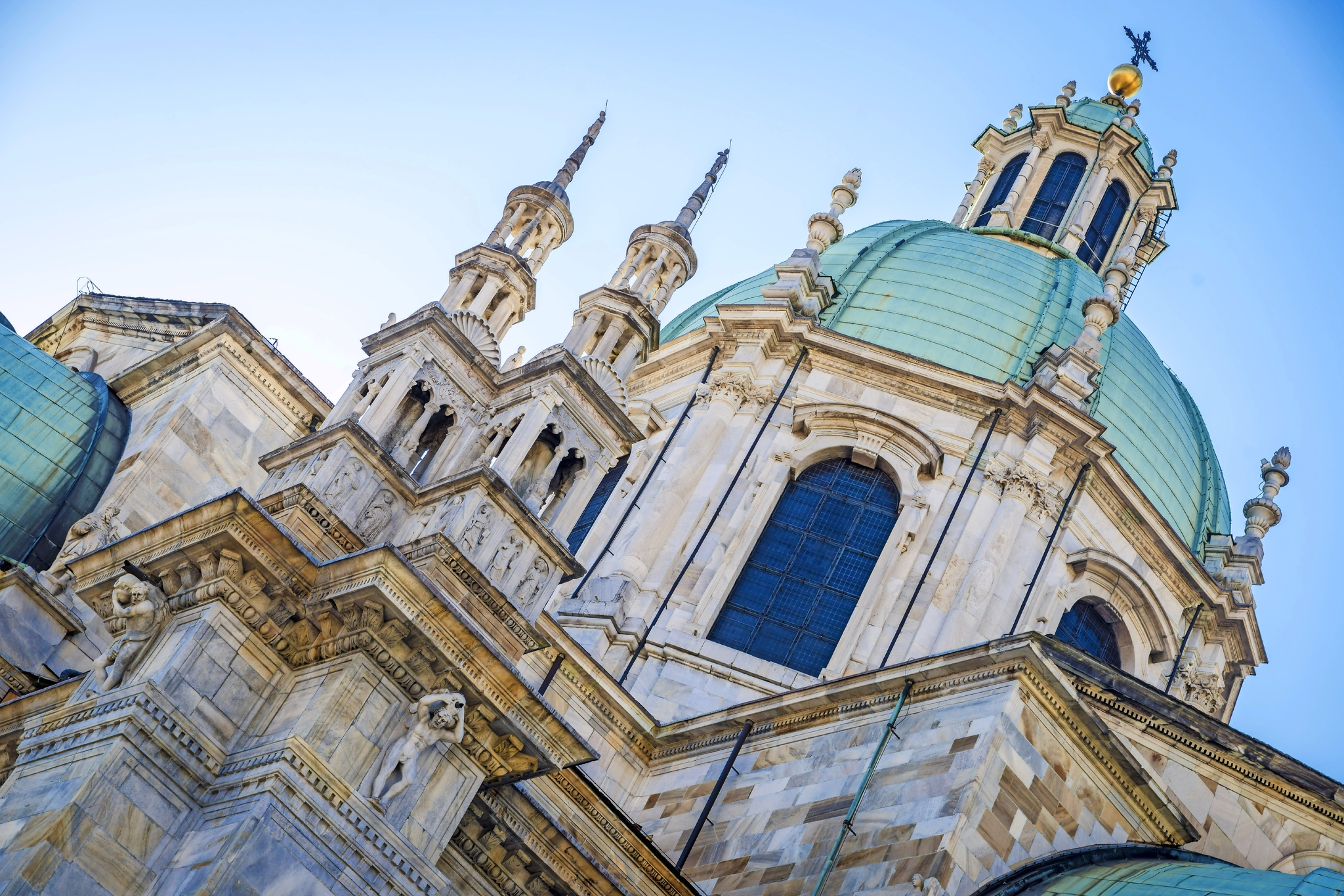 Kuppel und Türme eines historischen Gebäudes unter blauem Himmel.