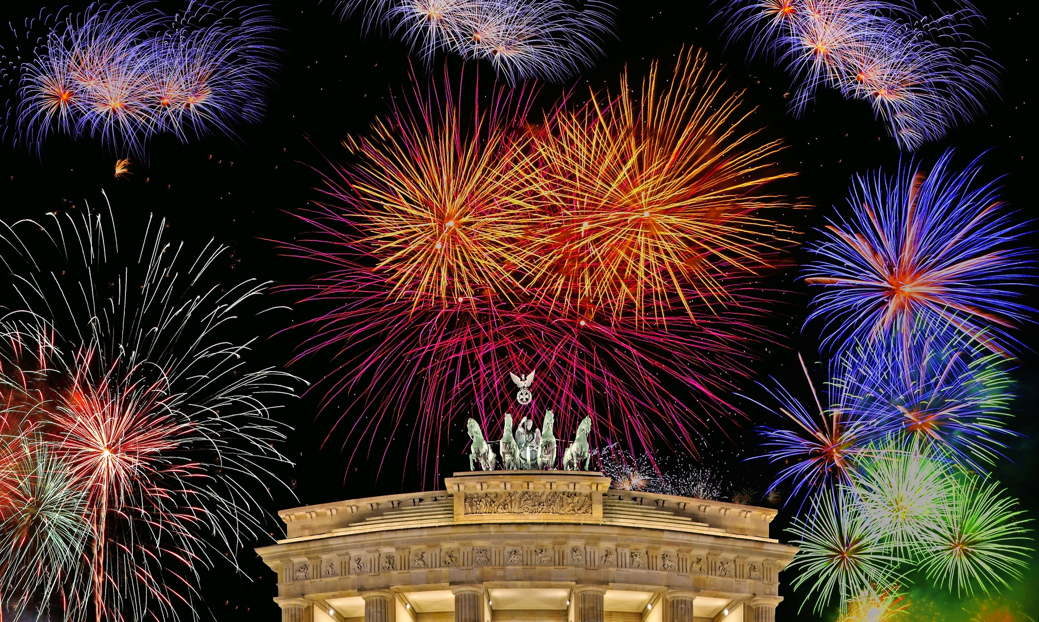 Ein Feuerwerk über dem Brandenburger Tor bei Nacht.