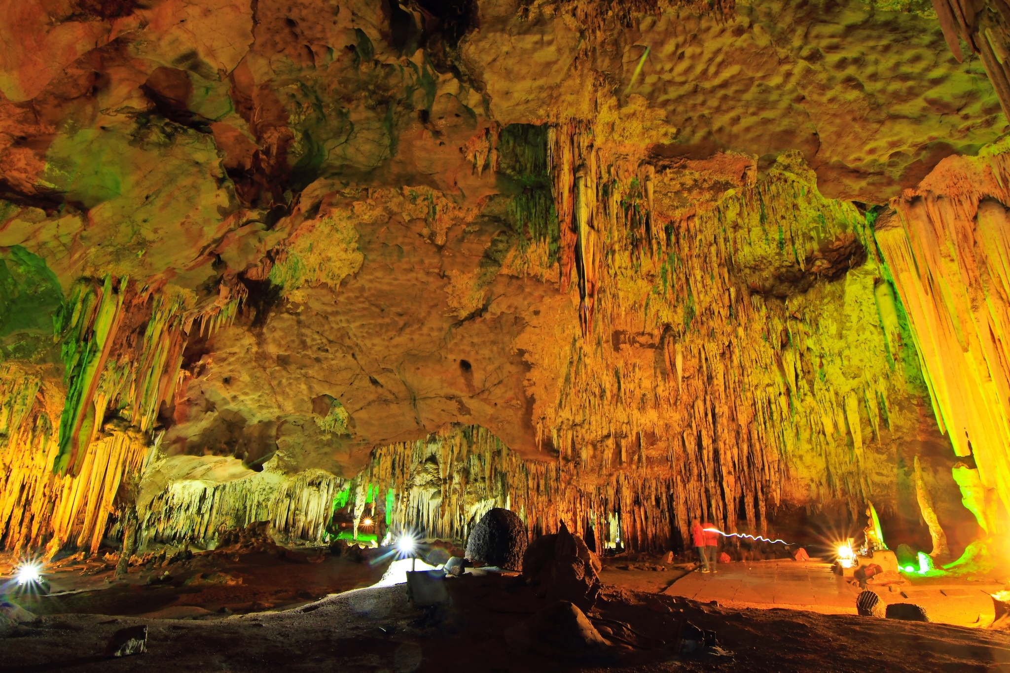 Stalagmit und Stalaktiten in der Höhle Bild