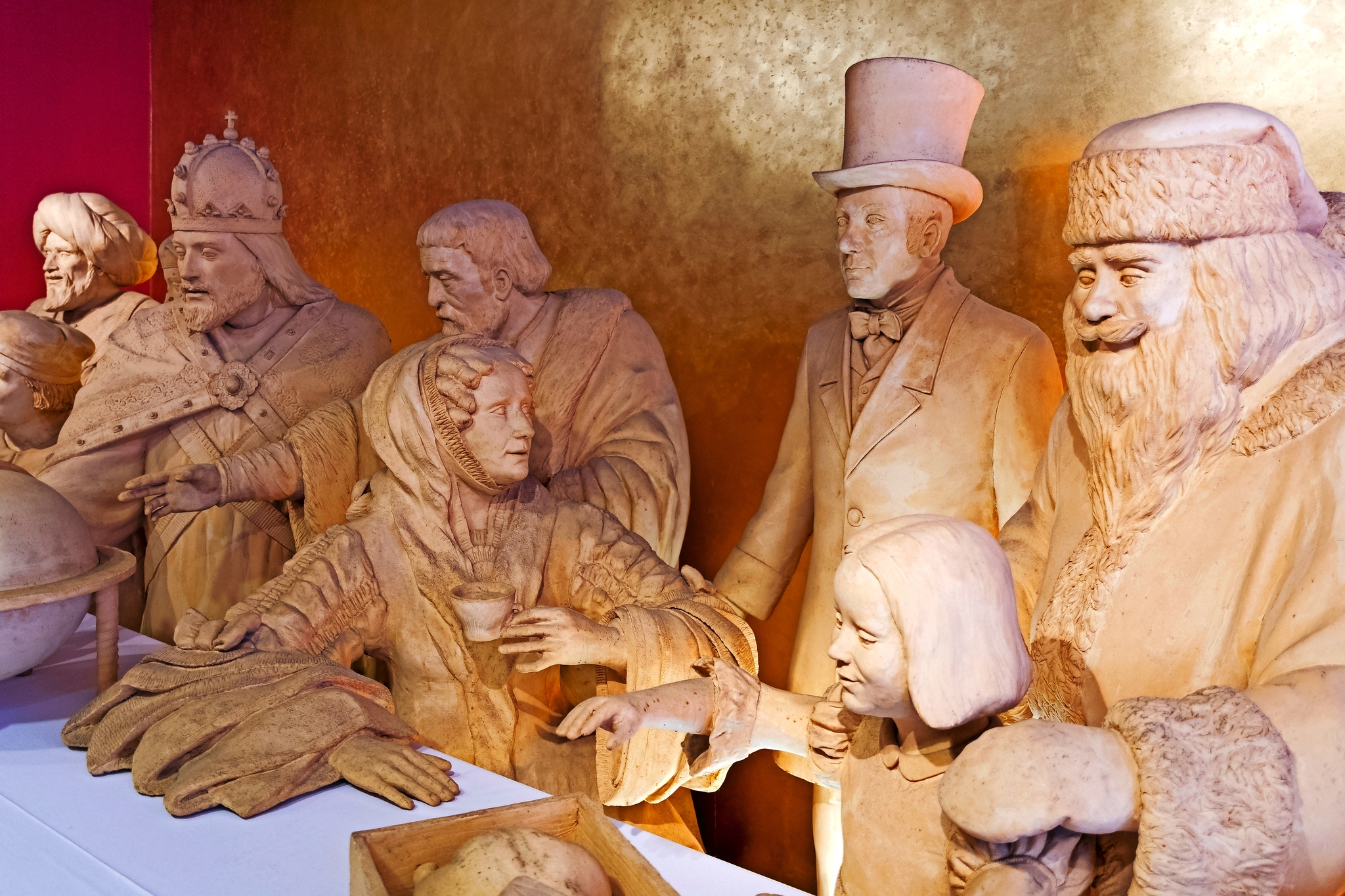 Figuren verschiedener Geschichtsepochen aus Marzipan modelliert Bild