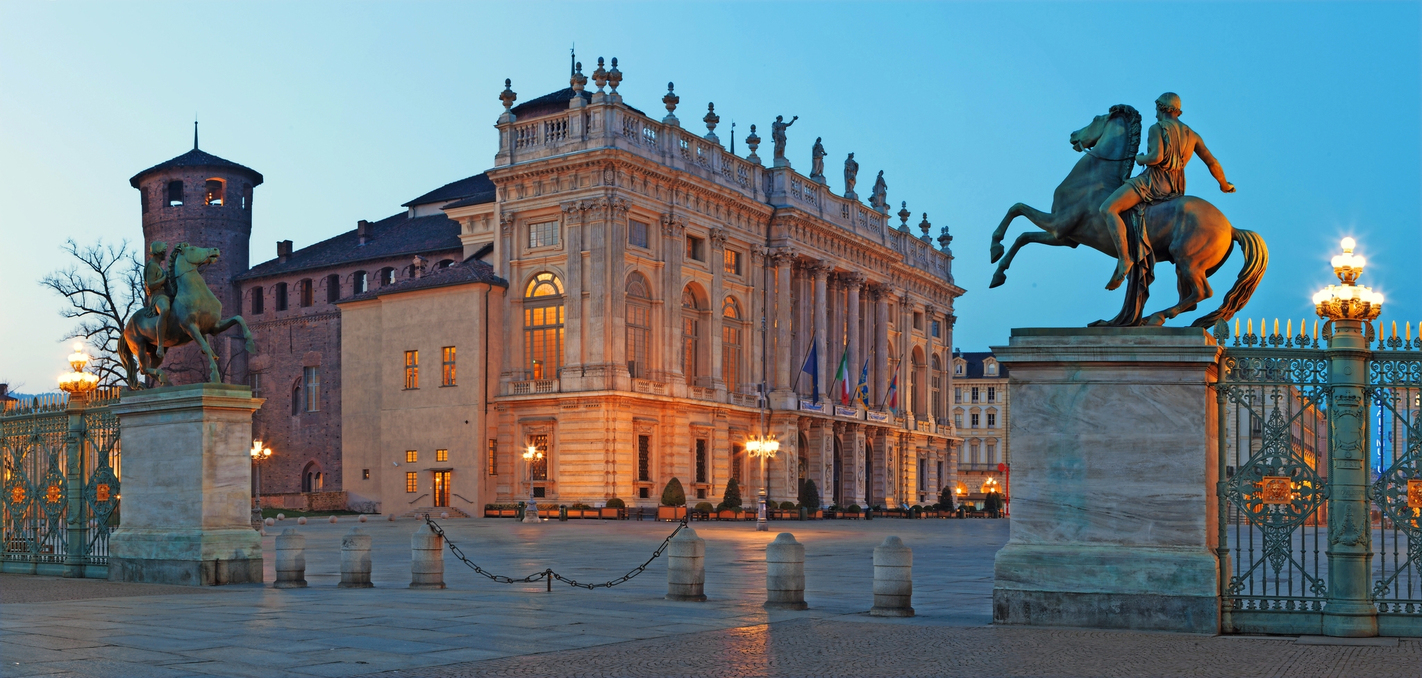 Turin -  Piazza Castello mit dem Palazzo Madama und Palazzo Reale in der Dämmerung Bild