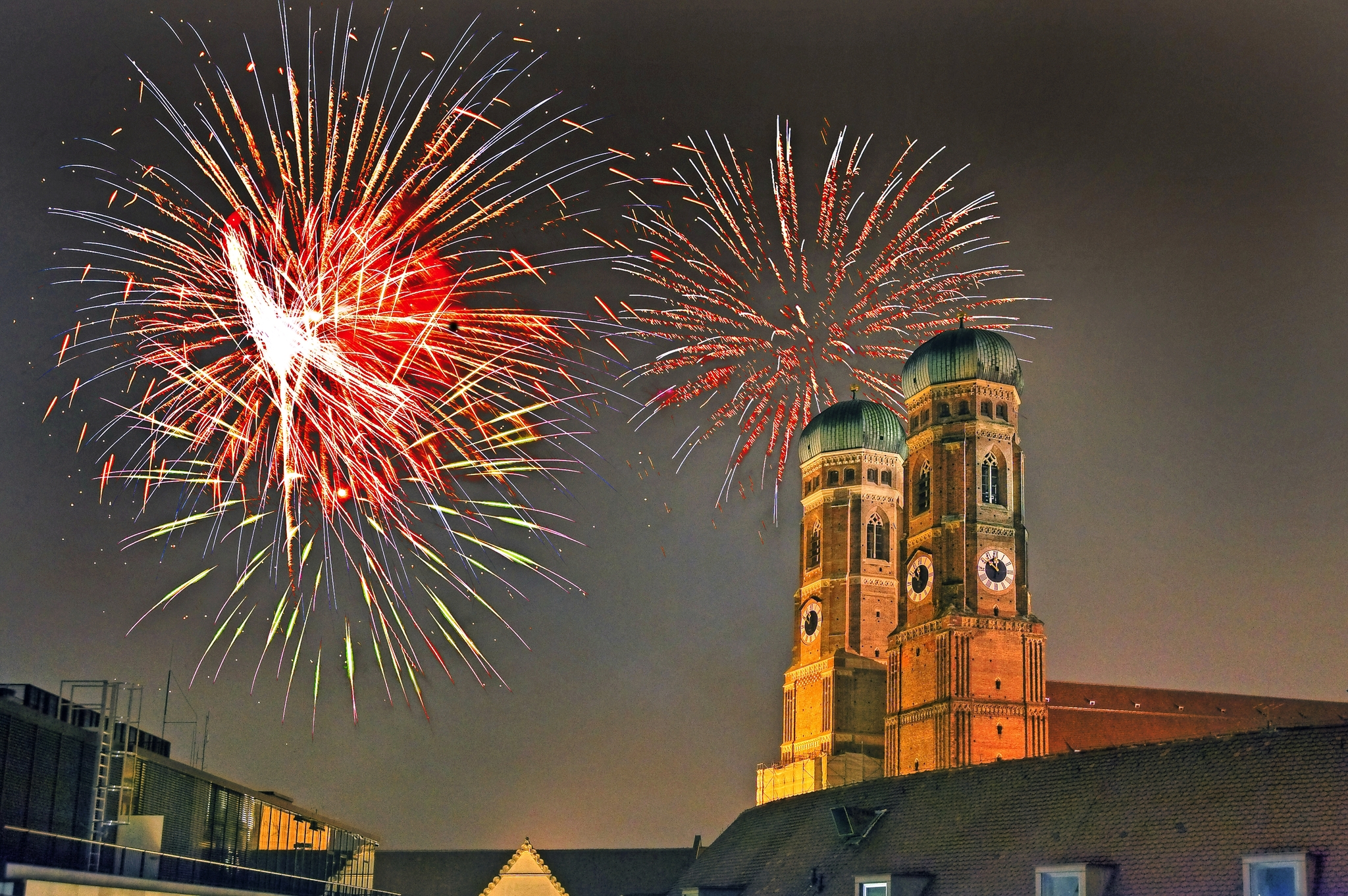Dom München, Liebfrauenkirche, mit Feuerwerk Dom München, Liebfrauenkirche, mit Feuerwerk Bild