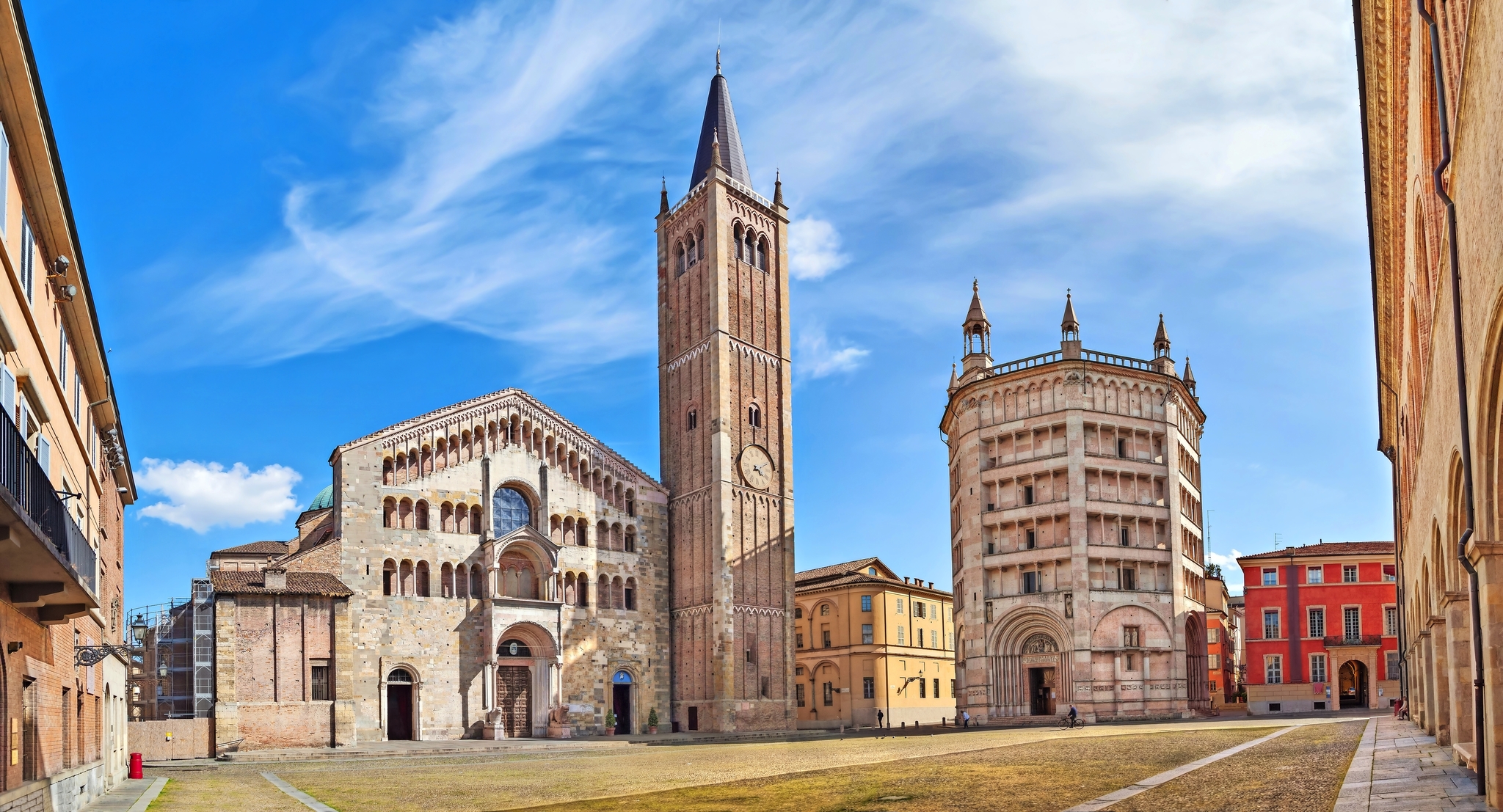 Platz mit historischer Kathedrale und Baptisterium in Parma, Italien.