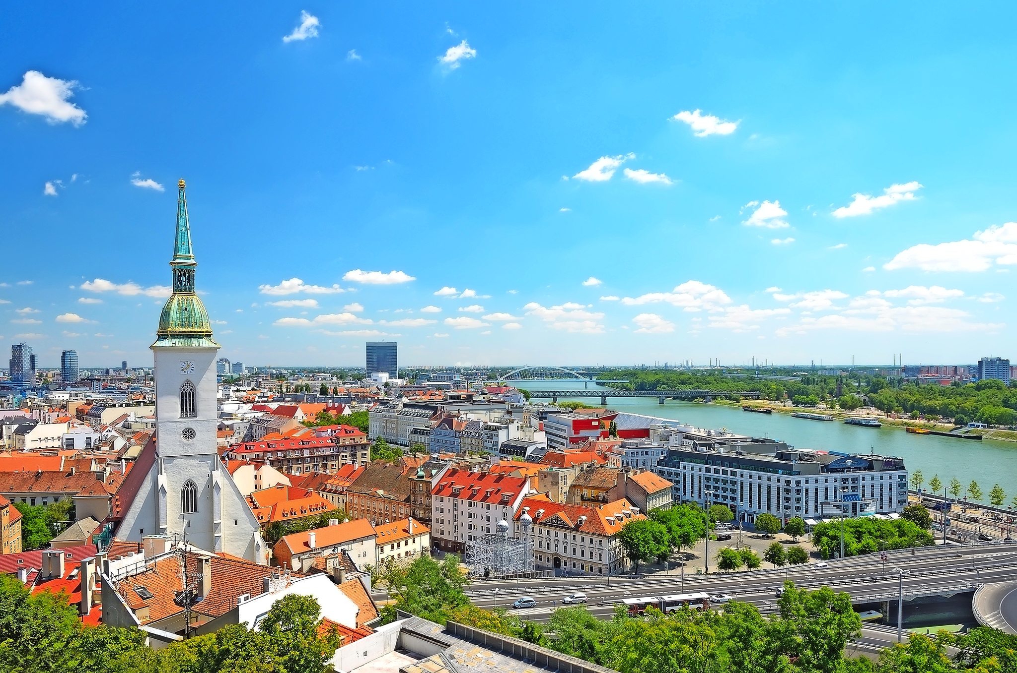 Panoramaansicht von Bratislava, Slowakei, mit Burg und Donau bei Sonnenschein.