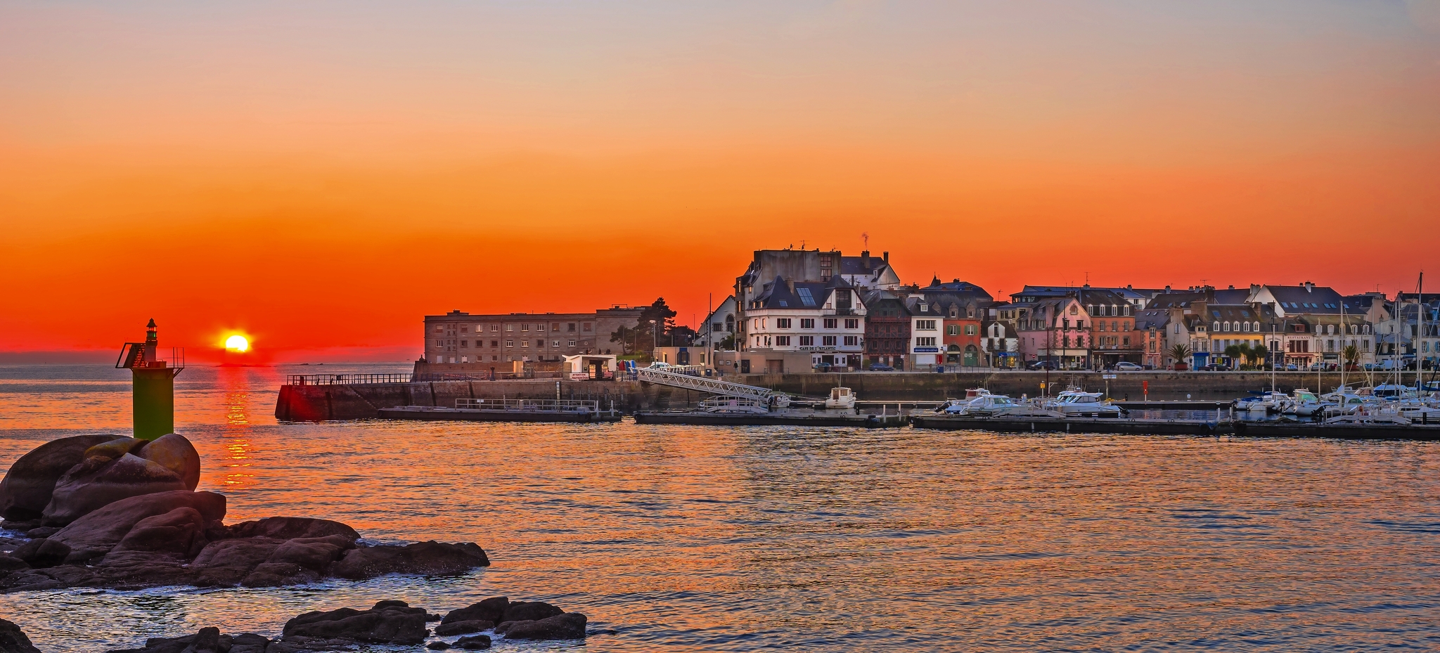 Sonnenuntergang über Concarneau in der Bretagne Bild