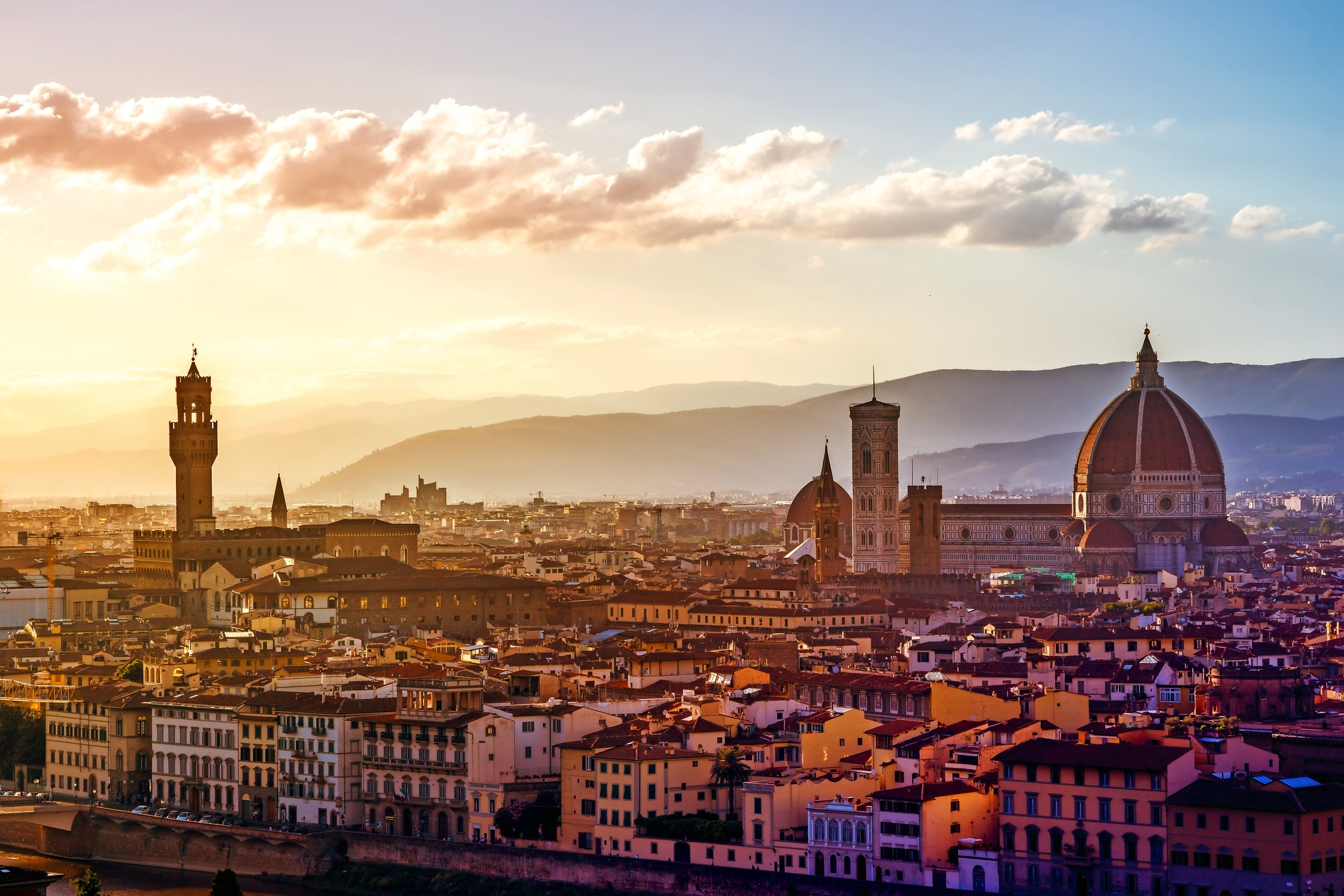 Skyline von Florenz bei Sonnenuntergang mit Kathedrale und Palästen.