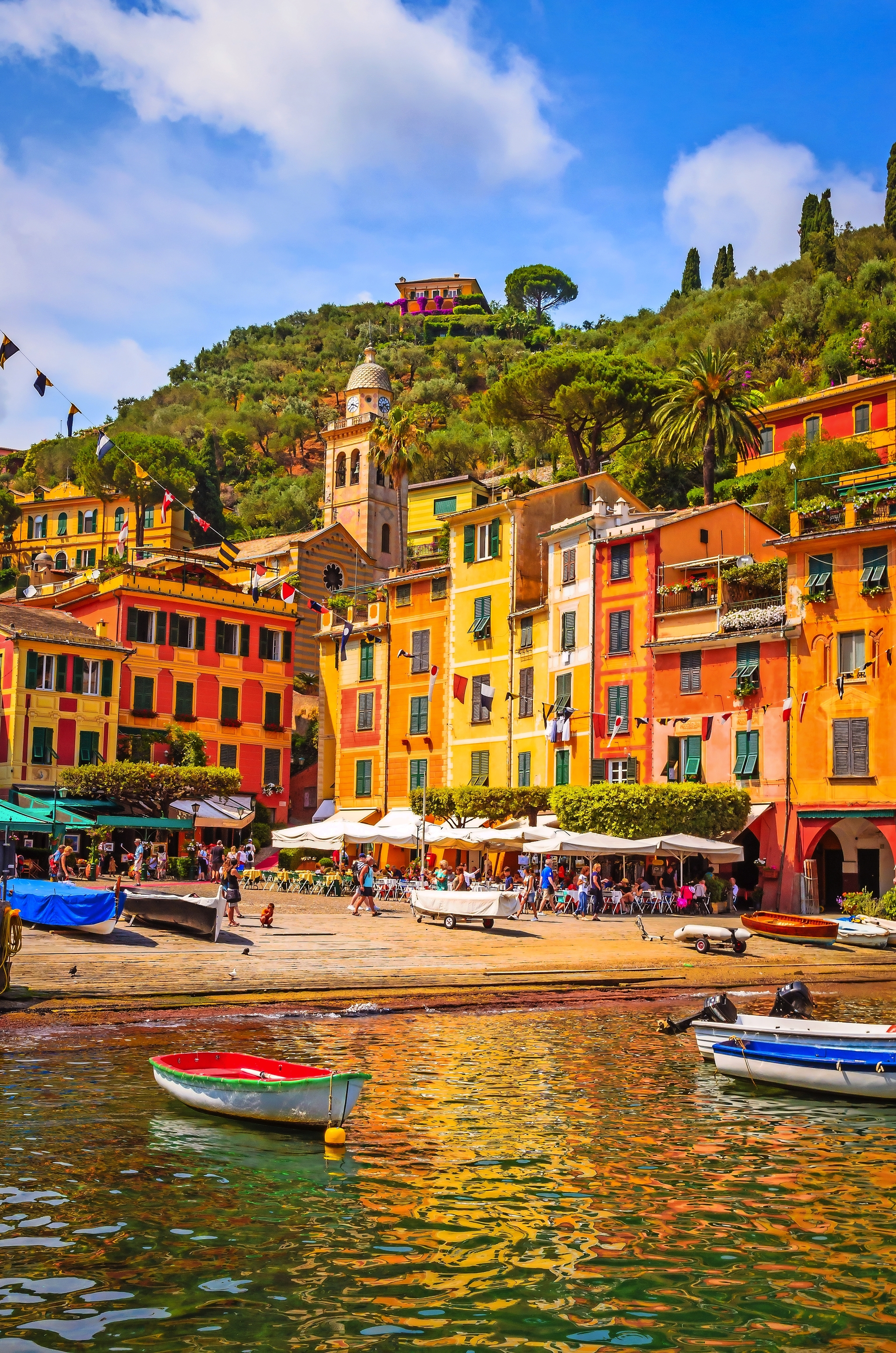 Bunte Gebäude am Hafen von Portofino mit Booten im Wasser.