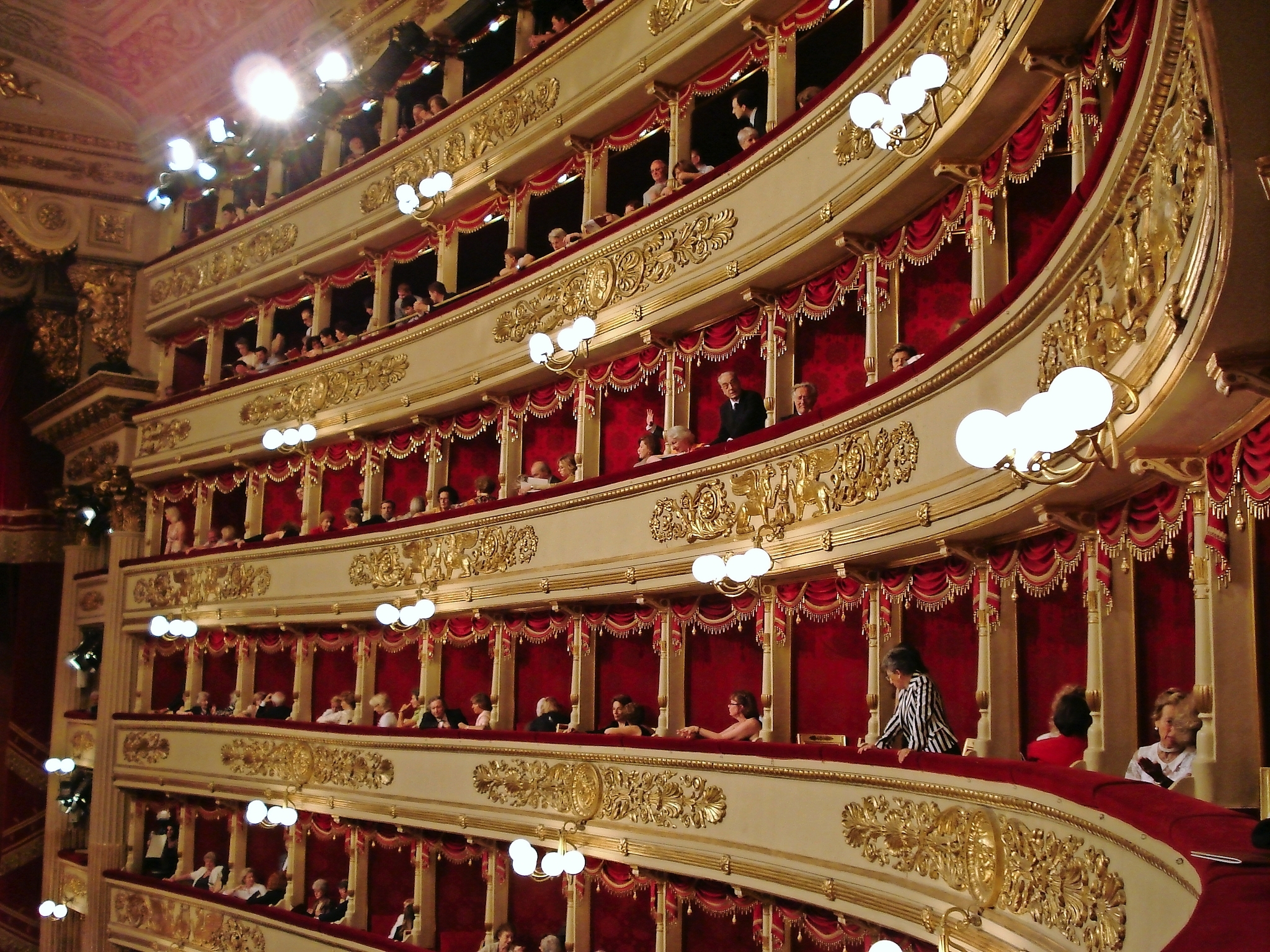 Opernbalkone mit roten Sitzen in einem eleganten Theater.