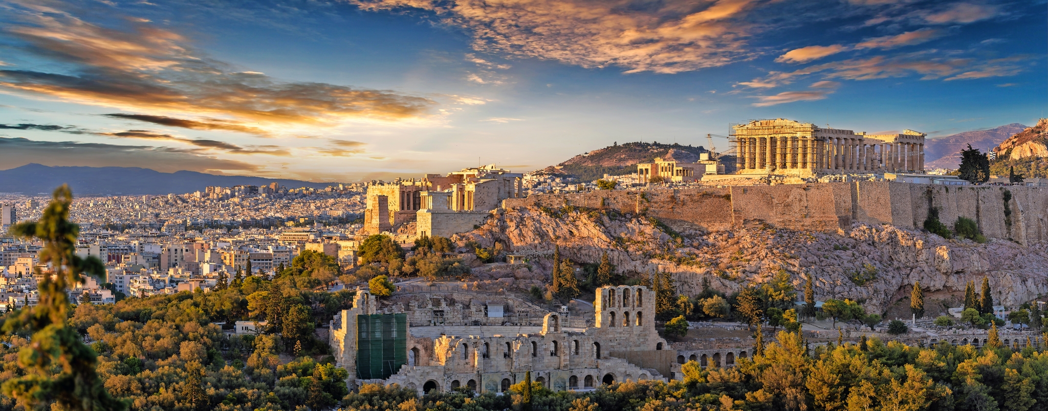 Blick auf die Akropolis von Athen bei Sonnenuntergang mit Himmel und umliegender Stadt.