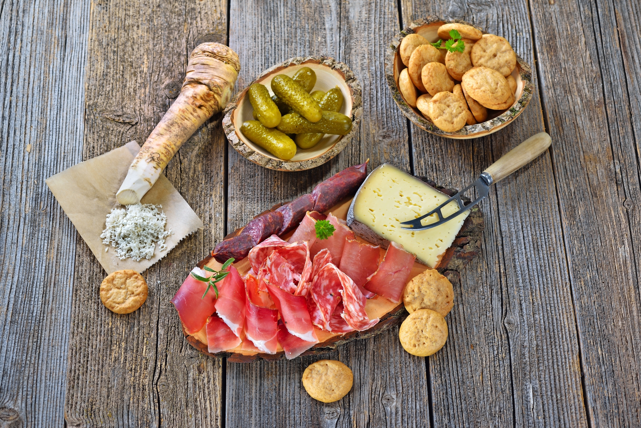 Südtiroler Marende: Speck, Bauernsalami, Kaminwurzen, Weinkäse, Schüttelbrot dazu frischer Meerrettich Südtiroler Marende: Speck, Bauernsalami, Kaminwurzen, Weinkäse, Schüttelbrot dazu frischer Meerrettich Bild