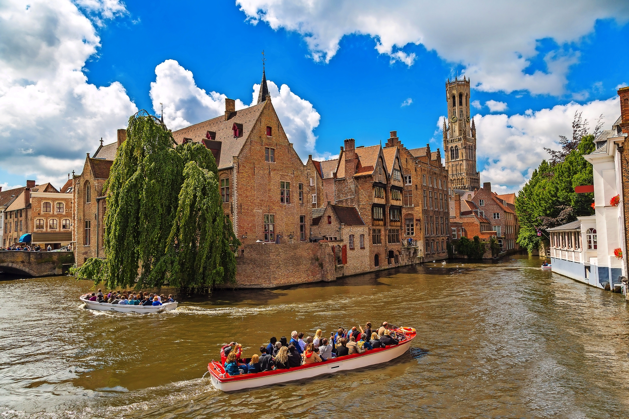Eine Stadtansicht mit Kanal, Booten und historischen Gebäuden.